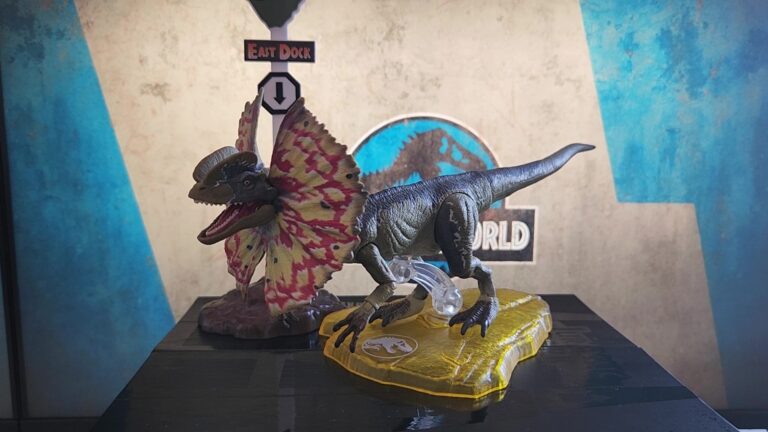 My Review of the Jurassic World Amber Collection Dilophosaurus